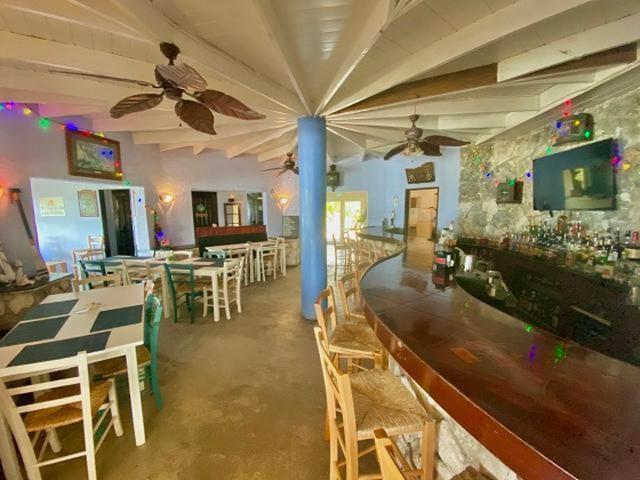 هتل The Sunset Cove And Rainbow Room