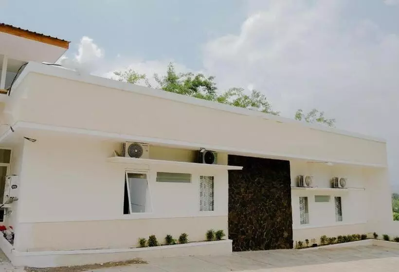 Hotelli Reddoorz At Karangploso 2