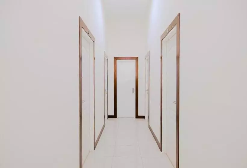 Hotelli Reddoorz At Karangploso 2