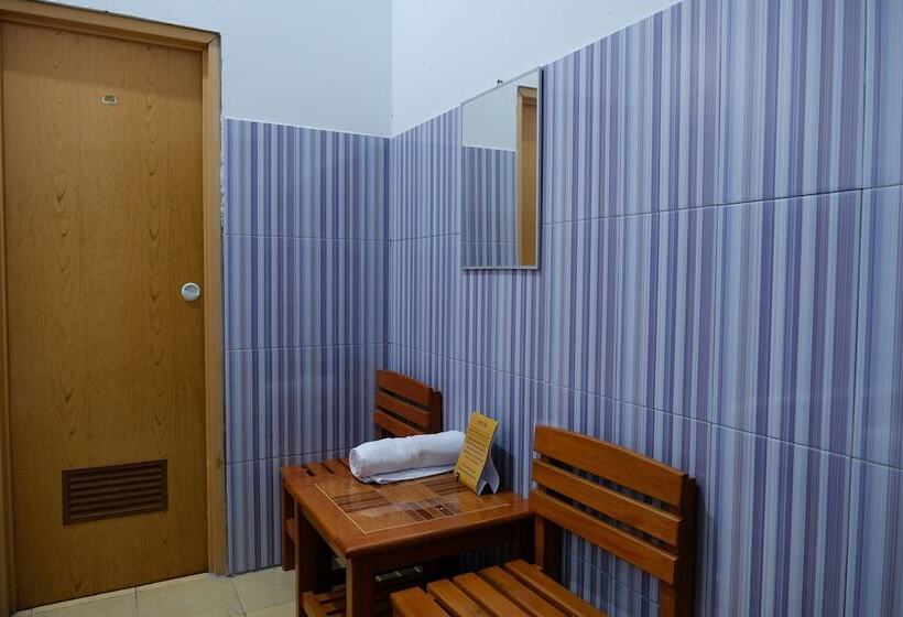 Hotel Spot On 2766 Kezia Kost