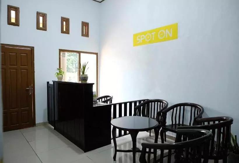 ホテル Spot On 2766 Kezia Kost