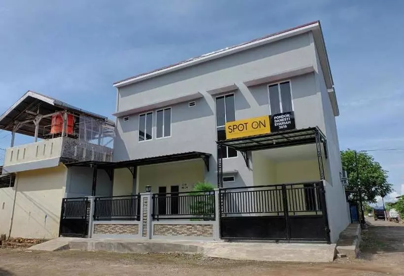 ホテル Spot On 2616 Pondok Danesti Syariah