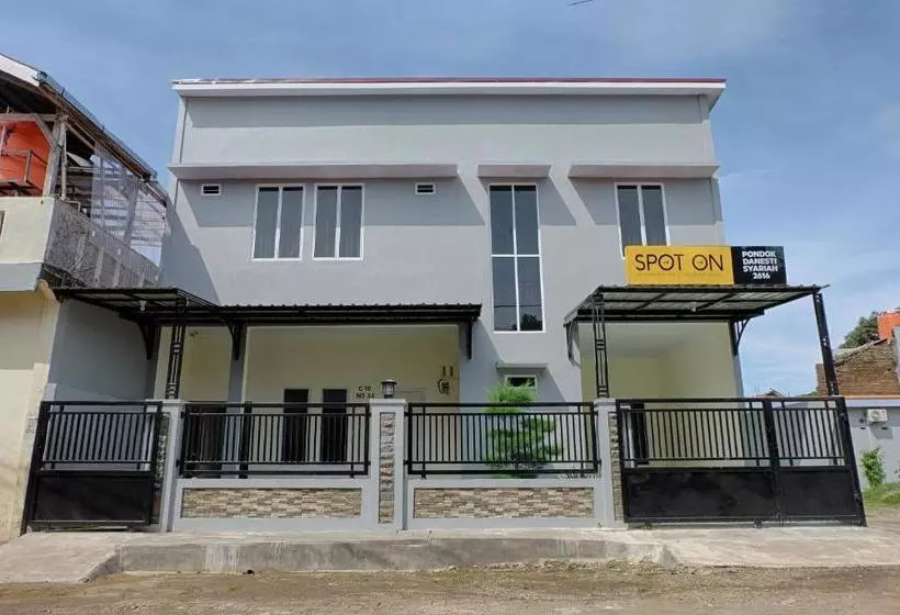 ホテル Spot On 2616 Pondok Danesti Syariah