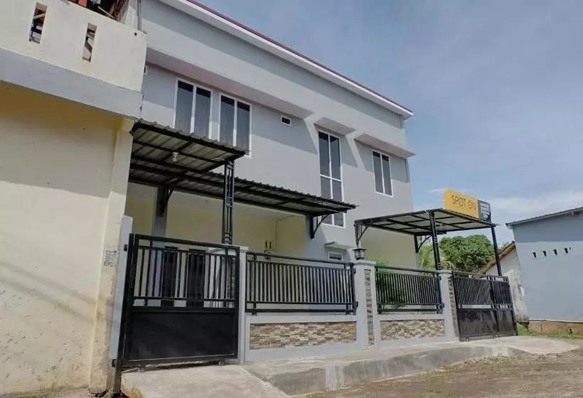 ホテル Spot On 2616 Pondok Danesti Syariah