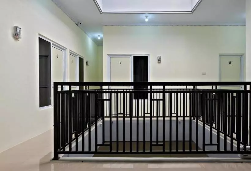 ホテル Spot On 2616 Pondok Danesti Syariah