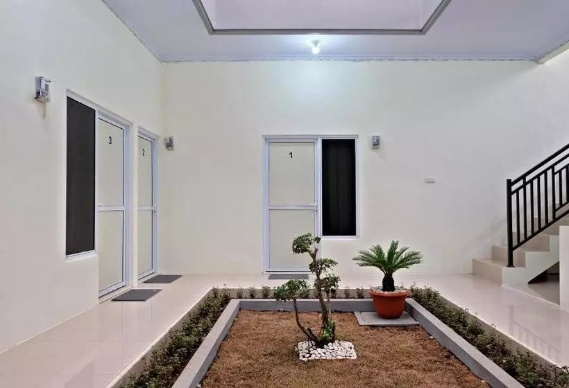ホテル Spot On 2616 Pondok Danesti Syariah