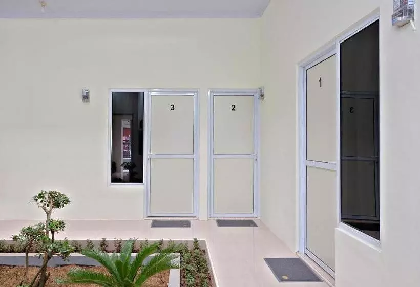 ホテル Spot On 2616 Pondok Danesti Syariah