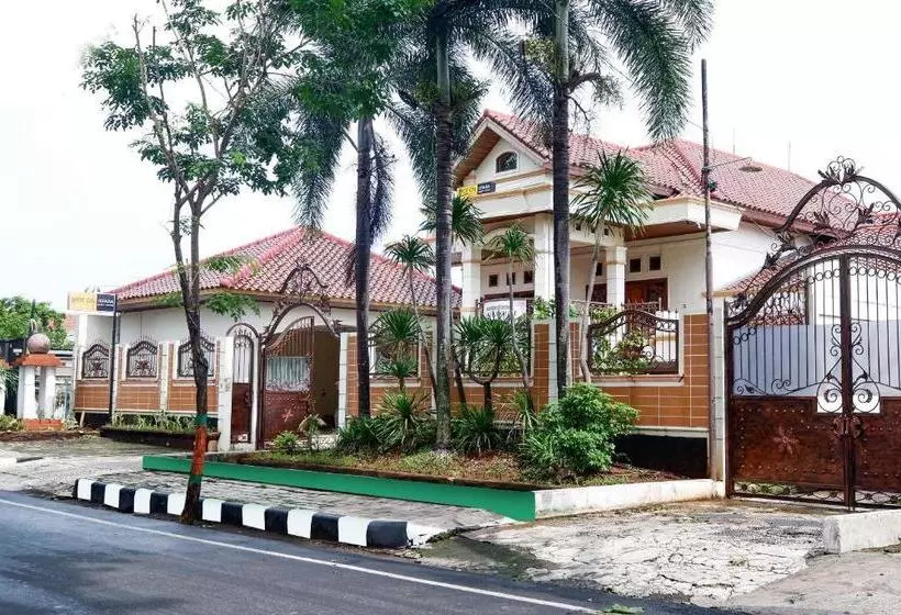 ホテル Spot On 2618 Jepara Guest House