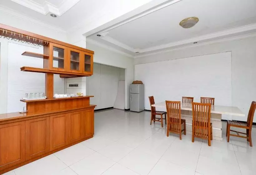 ホテル Spot On 2618 Jepara Guest House