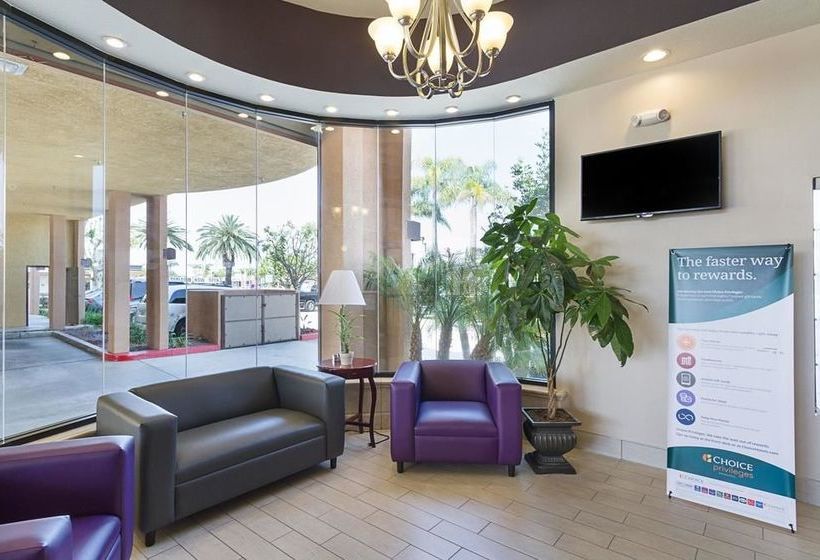 בית מלון כפרי Quality Inn & Suites Huntington Beach