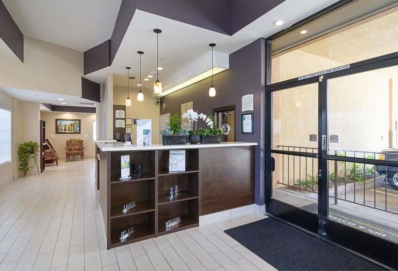 בית מלון כפרי Quality Inn & Suites Huntington Beach