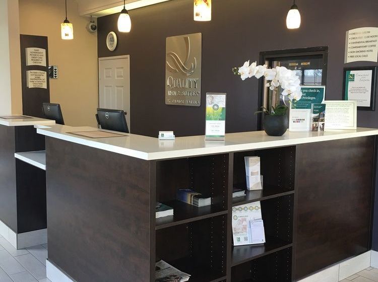 בית מלון כפרי Quality Inn & Suites Huntington Beach