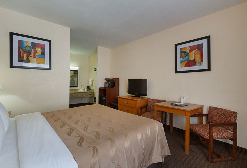 בית מלון כפרי Quality Inn & Suites Huntington Beach
