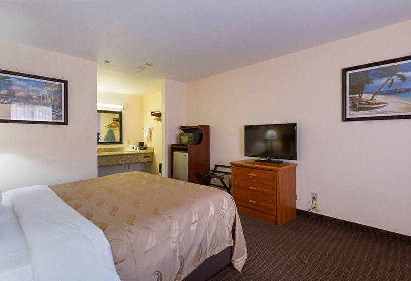 בית מלון כפרי Quality Inn & Suites Huntington Beach