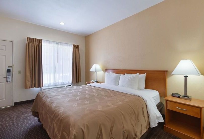 בית מלון כפרי Quality Inn & Suites Huntington Beach