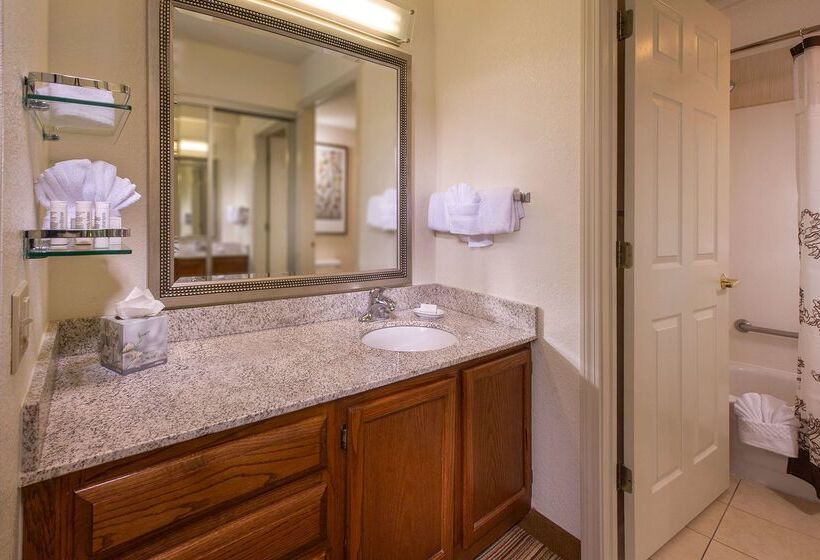 اقامتگاه Sonesta Es Suites Charlottesville University