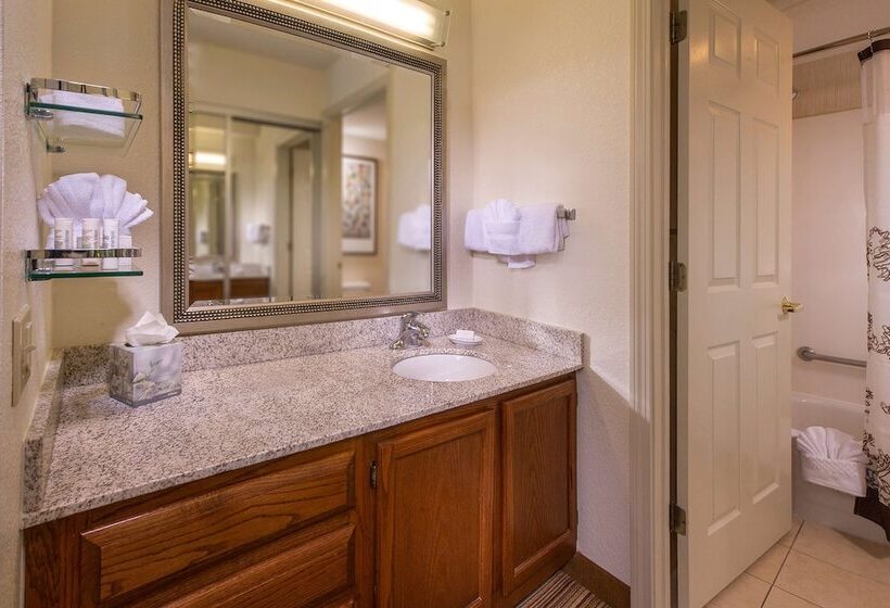 اقامتگاه Sonesta Es Suites Charlottesville University