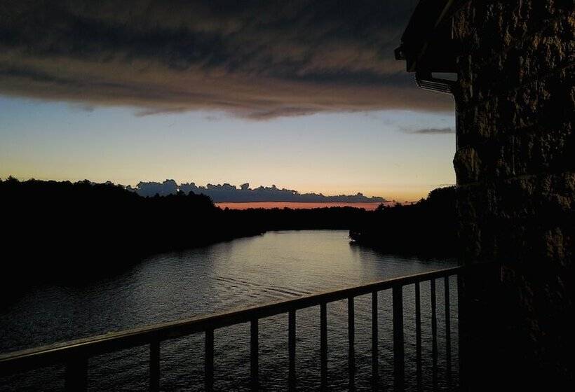 The Vue Boutique Hotel & Boathouse