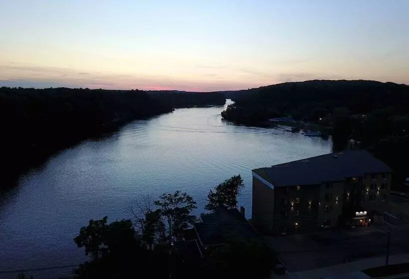 The Vue Boutique Hotel & Boathouse