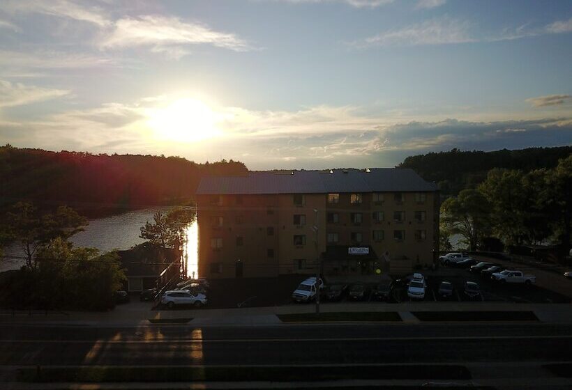 The Vue Boutique Hotel & Boathouse