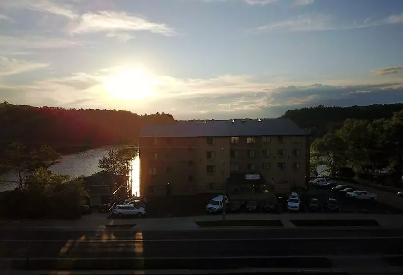 The Vue Boutique Hotel & Boathouse