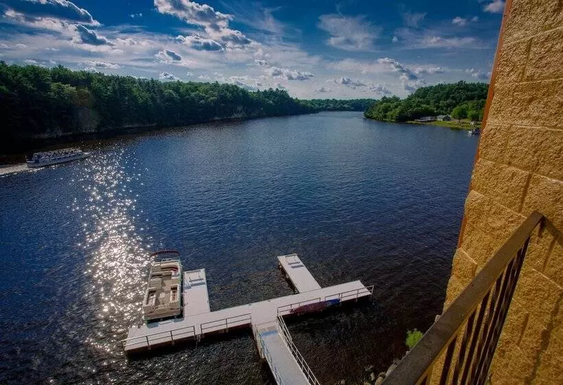 The Vue Boutique Hotel & Boathouse