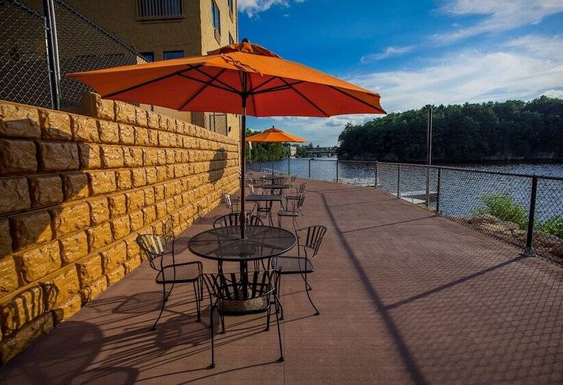 The Vue Boutique Hotel & Boathouse