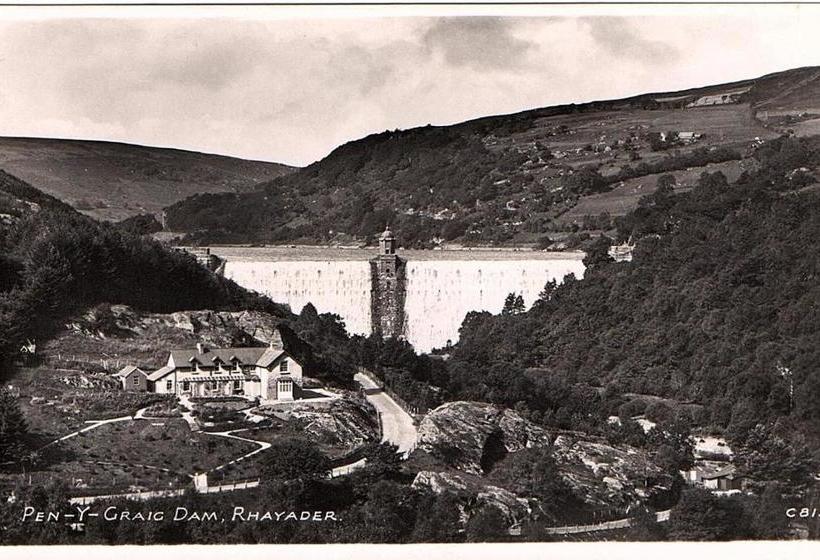 تختخواب و صبحانه Penbont House