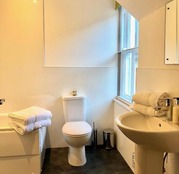 تختخواب و صبحانه Penbont House