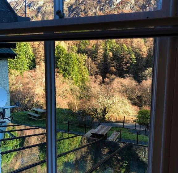 تختخواب و صبحانه Penbont House