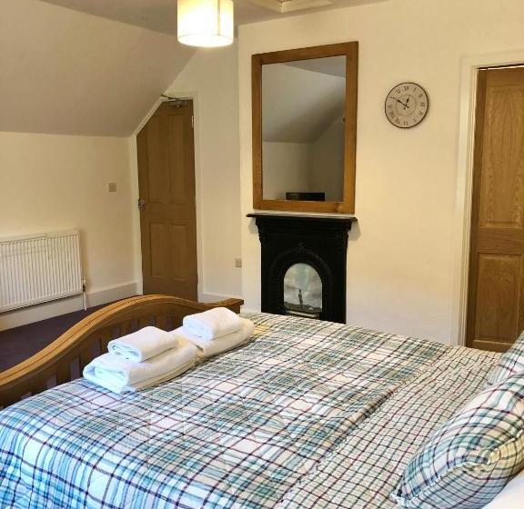 تختخواب و صبحانه Penbont House