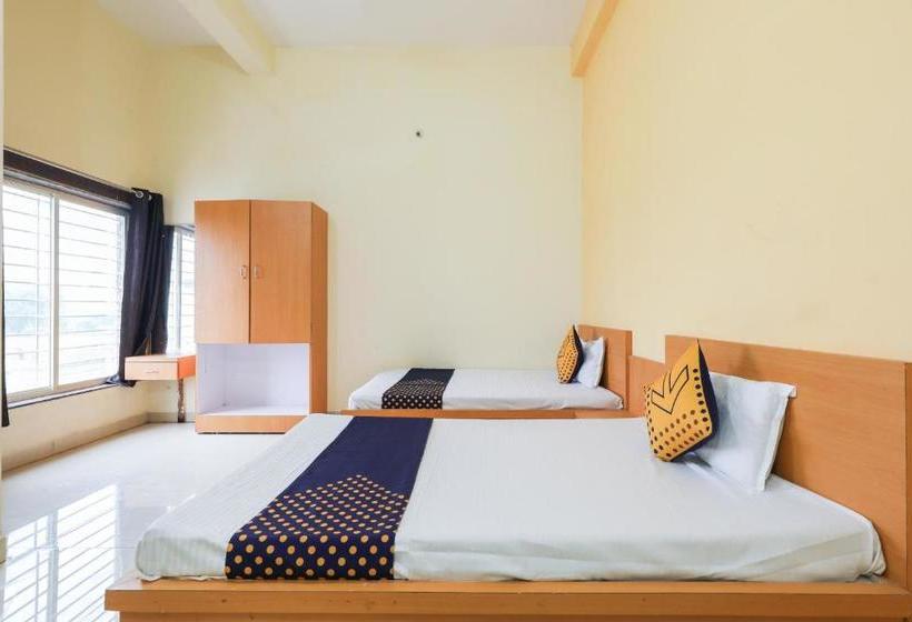 酒店 Spot On 65468 White House