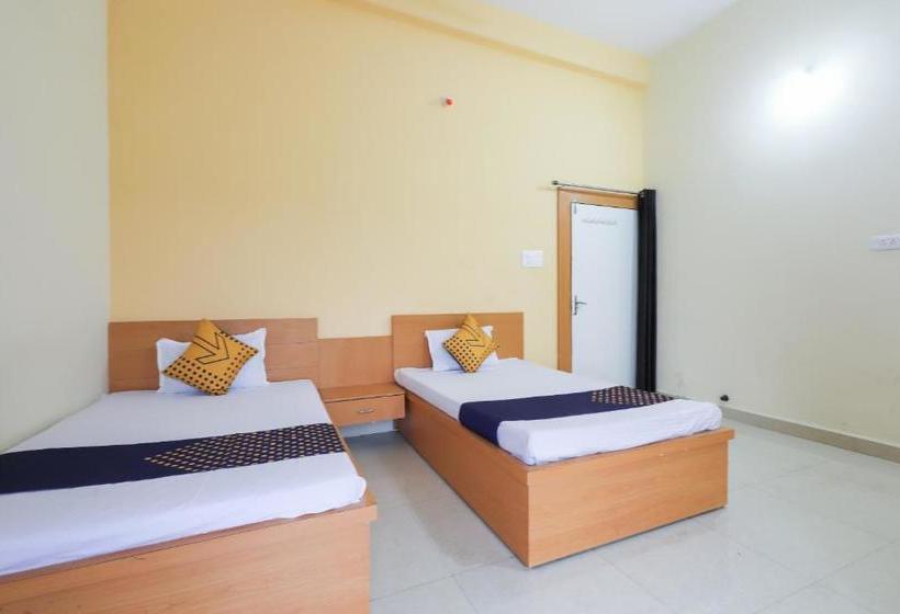 酒店 Spot On 65468 White House