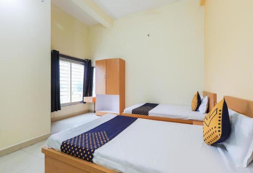 酒店 Spot On 65468 White House