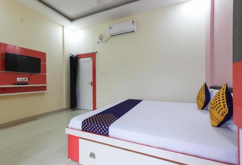 酒店 Spot On 65468 White House