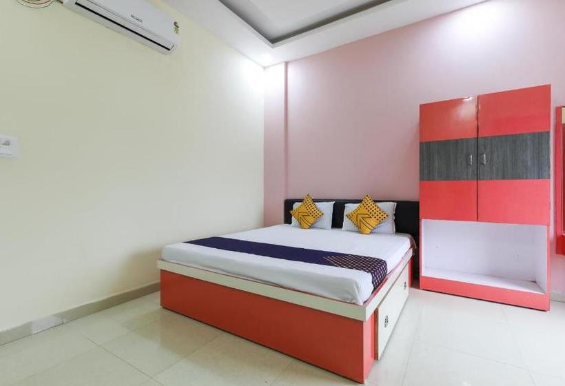 酒店 Spot On 65468 White House