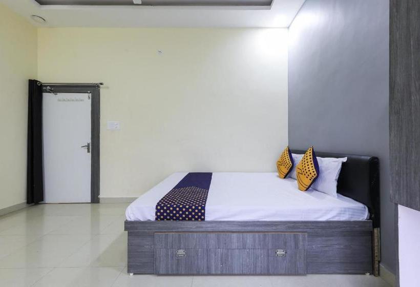 酒店 Spot On 65468 White House