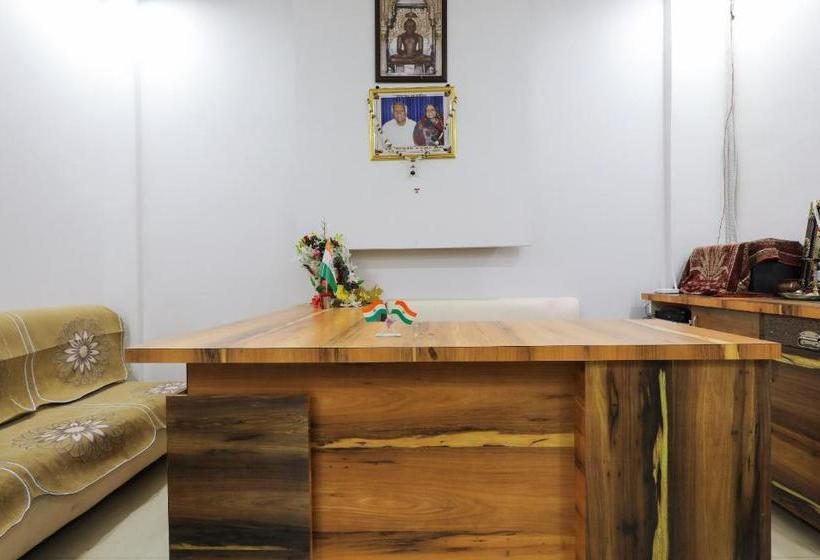 酒店 Spot On 65468 White House