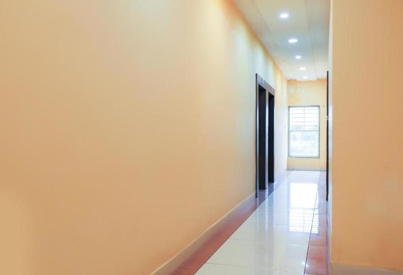 酒店 Spot On 65468 White House