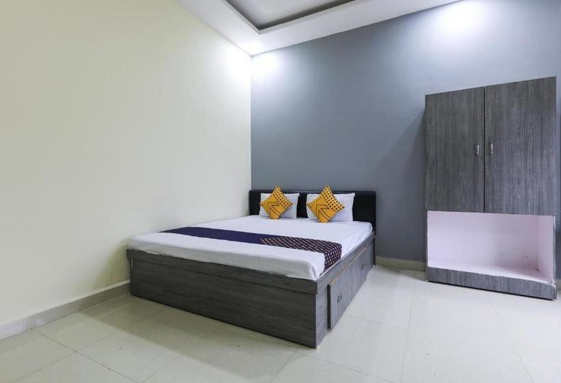 酒店 Spot On 65468 White House