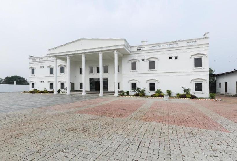 酒店 Spot On 65468 White House