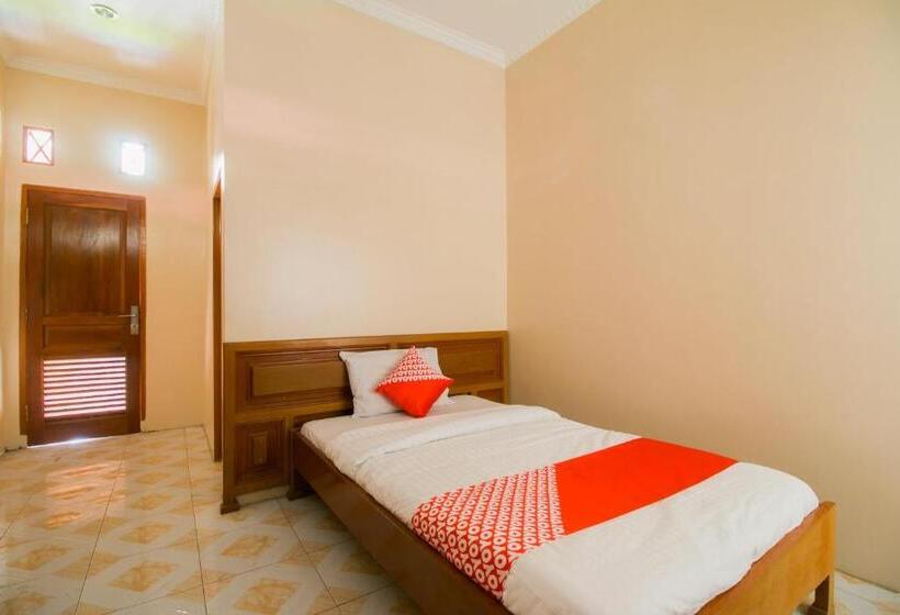 Oyo 1667 Edotel Smkn 1 Pacet