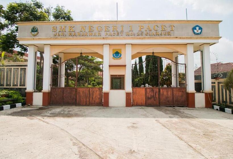 Oyo 1667 Edotel Smkn 1 Pacet