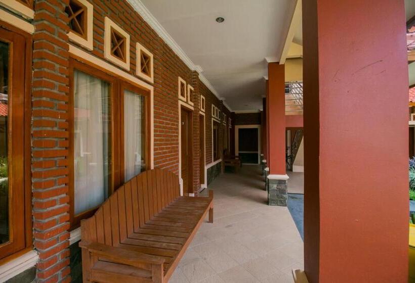 Oyo 1667 Edotel Smkn 1 Pacet