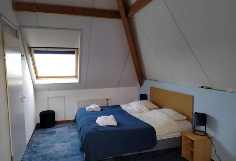 ベッドアンドブレックファースト De Stormvogel