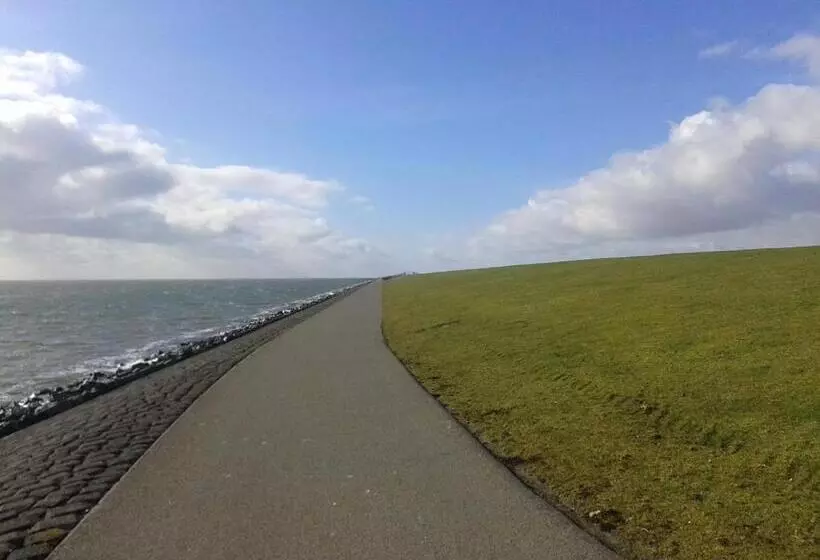 ベッドアンドブレックファースト De Stormvogel