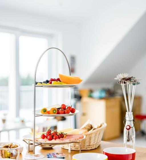 تختخواب و صبحانه Sehr Fein