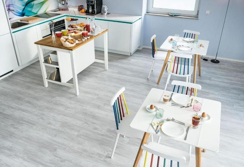 تختخواب و صبحانه Sehr Fein