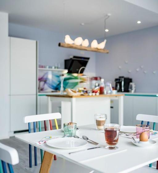 تختخواب و صبحانه Sehr Fein