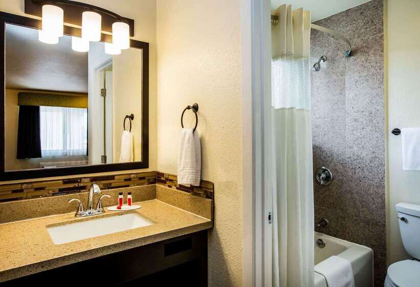 هتل Days Inn By Wyndham Monterey Downtown